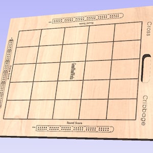 Può includere: Un tabellone di cribbage in legno con un motivo a griglia e tracce di punteggio. Il tabellone ha una maniglia ed è etichettato con "Game Scale", "Round Score" e "Cribbage". Il testo "Great Wood Works" è anche visibile.