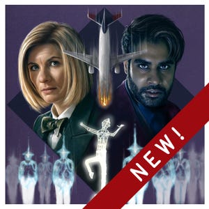 Peut inclure: Impression d'art numérique avec deux personnages, un avion et des formes lumineuses sur fond violet. Une bannière rouge avec "NEW!" traverse l'image. L'œuvre a un thème de science-fiction.