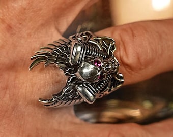 Anillo gótico de calavera de plata de ley con alas de motor para hombre: joyería motera artesanal.