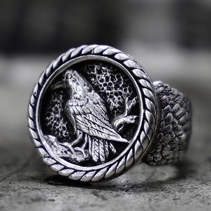 A striking silver Norse mythology ring inspired by the legendary ravens Huginn and Muninn, known as Odin’s messengers in Viking lore. The handcrafted detail and oxidized finish reflect timeless elegance and ancient power, perfect for collectors of historical and spiritual jewelry.