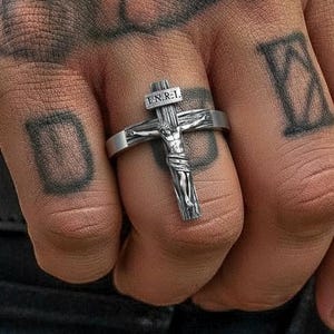 Jesus krucifix korsring i sterlingsilver - Omtänksam kristen gåva