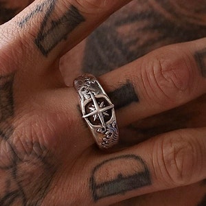 Anillo de Brújula en Plata de Ley para Hombre – Diseño Náutico con Ola del Océano, Joyería de Marinero Hecha a Mano