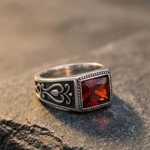 Anillo Gótico para Hombre con Granate Rojo - Joyería con Piedra de Nacimiento en Plata de Ley 925
