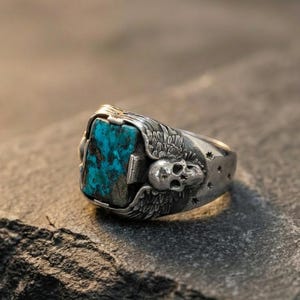Gotische Schedelring met Turquoise Edelsteen – Uniek Biker Sieraad van 925 Sterling Zilver