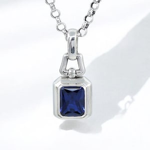 Herren-Anhänger mit smaragdgeschliffenem Laborsaphir – handgefertigter Schmuck aus massivem 925er Sterlingsilber