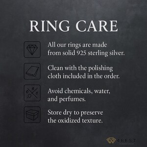 K&ouml;nnte beinhalten: Bild mit Text: RING CARE. Anweisungen zur Ringpflege: Ringe sind aus massivem 925er Sterlingsilber gefertigt. Mit Poliertuch reinigen. Vermeiden Sie Chemikalien, Wasser und Parfums. Trocken lagern, um die oxidierte Textur zu erhalten.