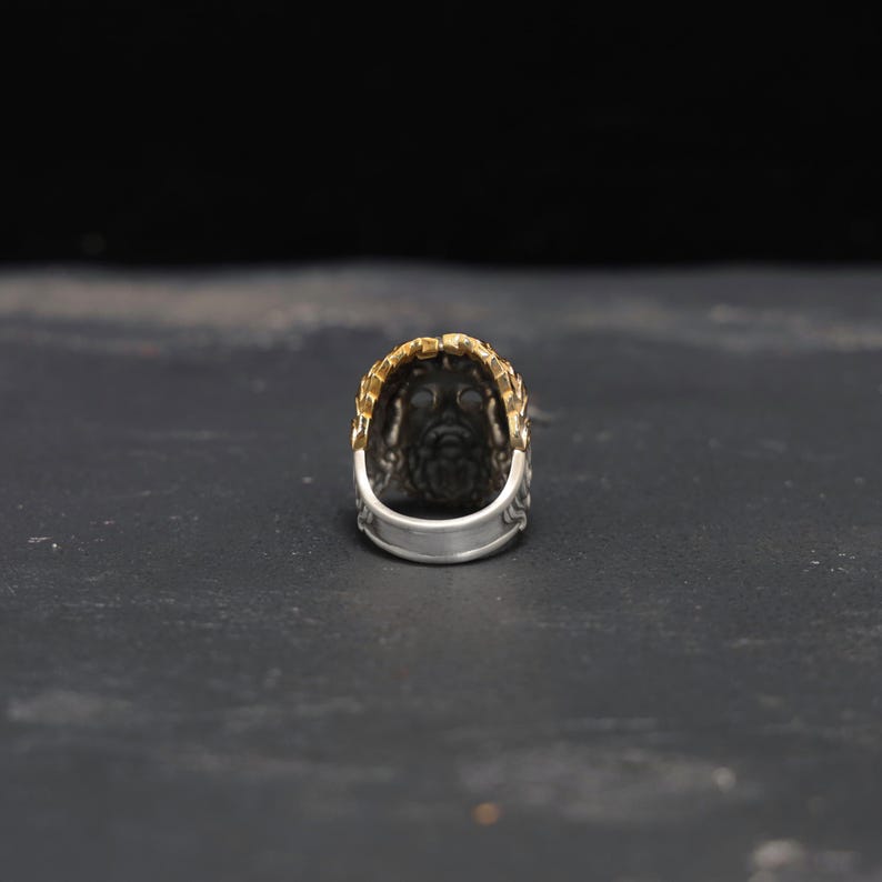 Detail shot highlighting the ring’s substantial 21.78-gram weight, 26.9mm diameter, and 2mm thickness. Crafted from sterling silver with 14k gold plating, this Greek Zeus ring for men is built for both elegance and durability, embodying the bold, masculine energy of Greek mythology jewelry.