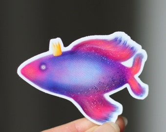 Fish sticker, holographic, glossy vinyl sticker, Die-cut fish with yellow crown sticker, fish bottle sticker, fish waterproof decal 6x4.5 cm