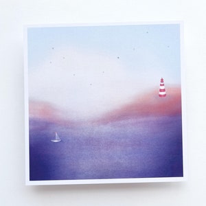 Biglietto di auguri con faro, biglietto naturalistico, barca a vela, barca a vela, illustrazione di paesaggio, stampa del faro 14,8 x 14,8 cm su carta riciclata