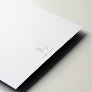 Peut inclure: Carte blanche avec un petit cercle noir contenant le texte "web prints" et l'adresse du site web "webprints.com".