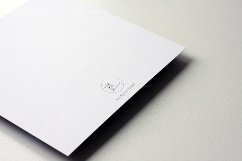 Peut inclure: Carte blanche avec un petit cercle noir contenant le texte "web prints" et l'adresse du site web "webprints.com".