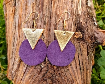 Pendientes de piel morado y dorado con forma de circulo. Elegantes y exclusivos