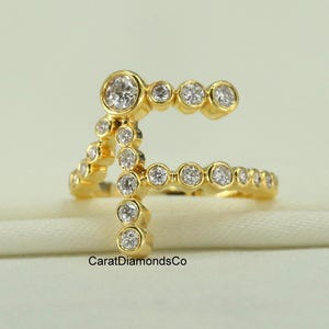 Anel de ouro amarelo 18K, anel de diamante moissanite com letra do alfabeto F, anel de proposta de diamante com lapidação brilhante redonda com engaste, anel de eternidade completa