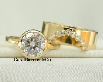9 mm rond geslepen moissaniet trouwring, ring set solitaire diamanten ring, bijpassende contour brede sigarenband, 18k geelgouden bruidsring set