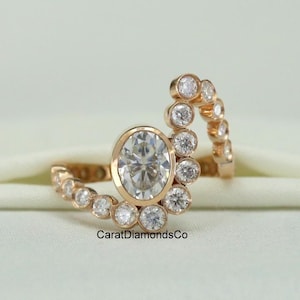 8 x 6 MM oval diamantring med avskuren kant, rundslipad moissanitring med bezelinfattning, vågformad ring i 14k roséguld, vigselring