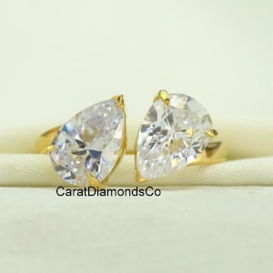 10 x 7 MM ペアカットダイヤモンドエンゲージリング、Toi Et Moi リング（18Kソリッドイエローゴールド）、ツーストーンモアッサナイトリング、バイパススタイルのYou & Meリング
