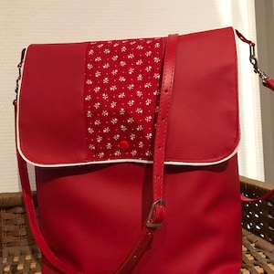 Sac à main bandoulière, similicuir rouge, coton rouge petites fleurs blanches, anse cuir, rabat