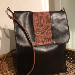 Sac bandoulière, similicuir brun, coton marron, anse cuir, rabat