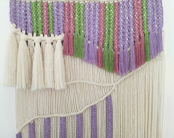 Tapiz de pared de macramé hecho a mano: decoración bohemia con madera flotante