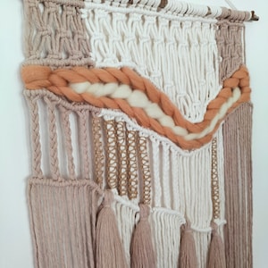 Große handgemachte Makramee Wandbehang, schmale Makramee Wandbehang, Boho Wanddekoration, Makramee Boho Wand Dekoration, moderne Makramee Wandbehang