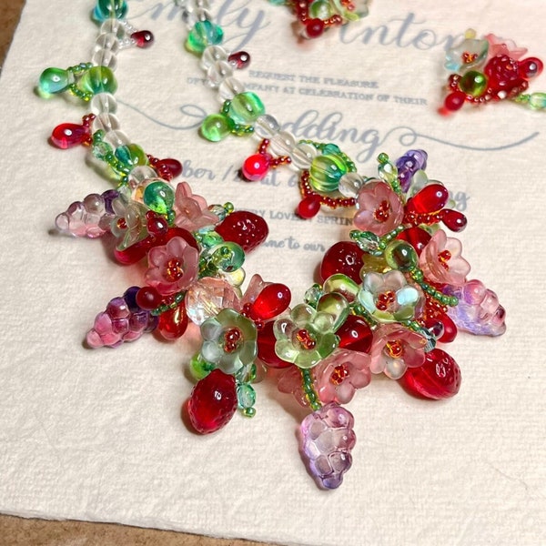 Collier de fraises, collier et boucles d’oreilles de fruits perlés, collier de perles de verre tchèque, boucles d’oreilles en verre tchèque, cadeau pour elle