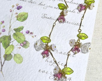 Lelietje-van-dalenketting met kralen: Tsjechisch glazen bloemenchoker