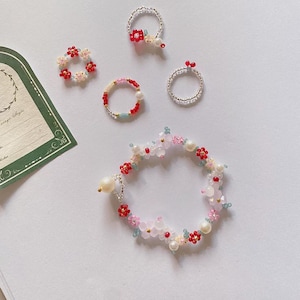 Red Pink Flower Bracelet, Whimsical Beaded Pearl Bracelet, Handmade Jewelry, Summer Gift for Mom Daughter