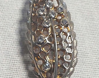 vintage broche.  Blad met strass-steentjes. Vanuit het landgoed