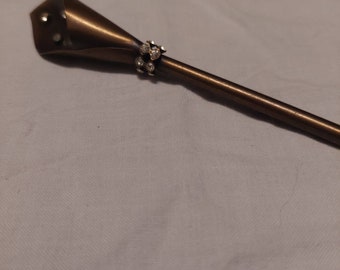 Uitzonderlijke broche. Wijnoogst.  Messing en stenen