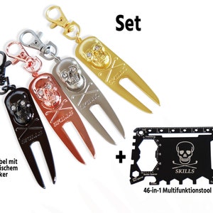 Könnte beinhalten: Set aus vier Golf-Divot-Werkzeugen mit Totenkopf- und Knochenkreuz-Design. Jedes Werkzeug hat eine andere Farbgebung: Schwarz, Roségold, Silber und Gold. Das Set enthält außerdem ein schwarzes Multitool mit Totenkopf- und Knochenkreuz-Design und dem Text "SKILLS" und "46-in-1 Multifunktionsstool".