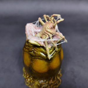 1:6 Scale Alien Egg Facehugger Embryo Xenomorph Egg 1/6 Scale Display ...