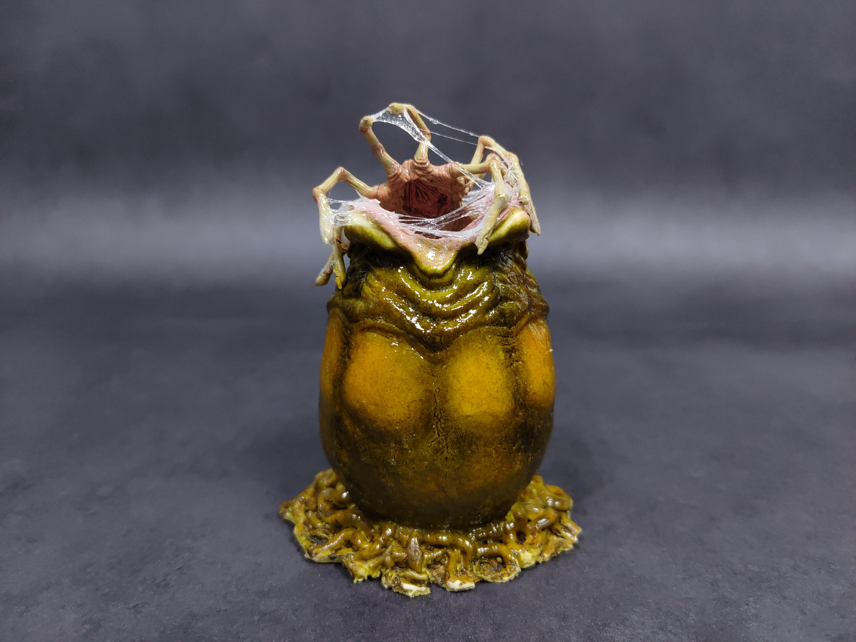 Alien eggs エイリアンの卵 フィギュア フェイスハガー 全高91cmの実物大エイリアンエッグ発売、LEDライト内蔵