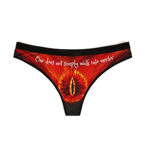 Könnte beinhalten: Rote und schwarze Unterwäsche mit einem feurigen Augendesign und dem weißen Text "One does not simply walk into mordor". Die Unterwäsche hat einen schwarzen Bund und einen String-Schnitt.