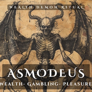 Può includere: Un'illustrazione a inchiostro nero su carta pergamena invecchiata che raffigura un demone scheletrico cornuto con grandi ali. Il testo WEALTH DEMON RITUAL, ASMODEUS e WEALTH- GAMBLING- PLEASURE è stampato in bianco sopra il disegno dettagliato.