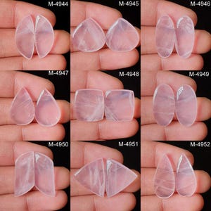 Pode incluir: Uma coleção de cabochões de quartzo rosa em várias formas, incluindo ovais, em forma de gota e quadrados. As pedras preciosas são de cor rosa suave e são exibidas em pares. Cada par é rotulado com um código único.