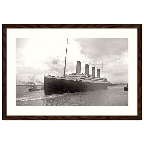Fotografía en blanco y negro enmarcada del Titanic saliendo del muelle en papel mate premium en marco de madera