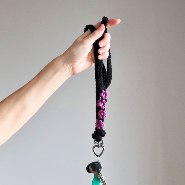 Lanyard with heart carabiner and berry flowers