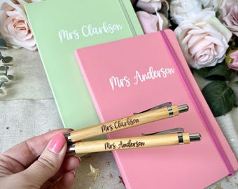 Ensemble carnet de notes personnalisé pour professeur et stylo gravé – rose pastel ou vert