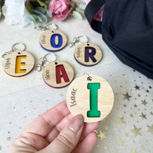 Porte-clés prénom personnalisé pour enfants, Initiales colorées et nom gravé en bois, Étiquette de sac avec lettre pour enfants, Porte-clés de sac de livres, Retour à l'école