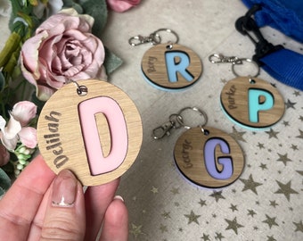 Porte-clés prénom en bois personnalisé : étiquette de sac à initiales pastel