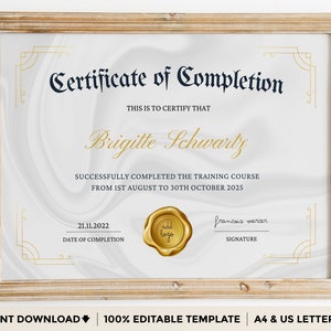 以下が含まれることがあります： 金色のアクセントが付いた白い修了証。 「Certificate of Completion」というテキストは装飾的なフォントで書かれています。 この修了証は、2025年8月1日から10月30日までのトレーニングコースを修了したブリジット・シュワルツィー氏のためのもので、修了日は2022年11月21日です。署名は「フランソワ・メルシエ」です。