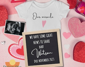 Puede incluir: Un body blanco para bebé con el texto "Our miracle" y un corazón rosa. Un tablero de letras anuncia "WE HAVE SOME GREAT NEWS TO SHARE BABY Watson DUE NOVEMBER 2023". La imagen incluye una ecografía y decoraciones de San Valentín.