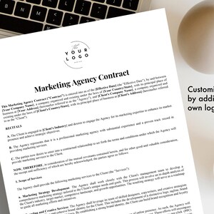 Op de afbeelding: Een zwart-witte marketing-agentschapcontracttemplate met de tekst "Marketing Agency Contract" in een vet, sans-serif lettertype. Het contract is voor een bedrijf dat een marketing-agentschap inhuurt om te helpen met hun marketingstrategie en -ontwikkeling.