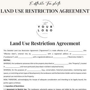 Könnte beinhalten: Ein schwarzweißes Rechtsdokument mit dem Titel "Land Use Restriction Agreement". Das Dokument enthält einen Abschnitt für das "Effective Date", den "Landowner" und den "Restriction Holder".
