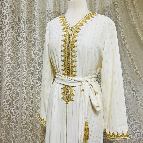 Caftan marocain blanc cassé avec broderie dorée pour femmes / traditionnelle événements / robe de mariée