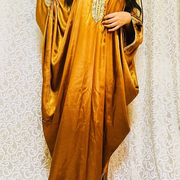 Caftan mariage marocain caftan lumineux robe orientale pour femme avec des volants dorés