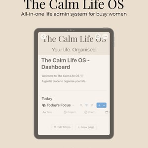 Puede incluir: Una tableta digital muestra el panel de control "The Calm Life OS", un sistema de administración de la vida. La pantalla muestra texto que incluye "Your life. Organised." y "Today's Focus." La imagen también incluye el texto "Instant Notion template" y "Works on desktop, iPad and mobile."