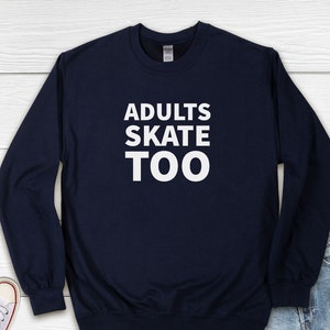 Erwachsene Skate Too Sweatshirt, Eiskunstlauf Sweatshirt, Schlittschuh Geschenk, Erwachsene Skater Bekleidung