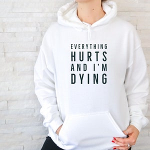 Everything Hurts and I&#39;m Dying Hoodie, Eiskunstlauf Sweatshirt, Eiskunstlauf Geschenk, Geschenk für Skating Coach, Hockeyspieler Crewneck
