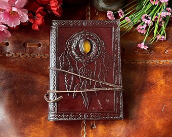 Buch der Schatten mit Tigerauge und handgeprägtem Traumfänger Leder Journal Junk Journal Grimoire Journal Geschenke für ihn her